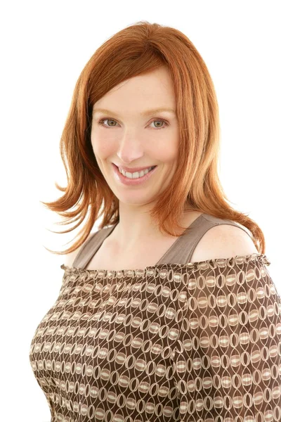 Rödhårig vacker kvinna stående leende — Stockfoto