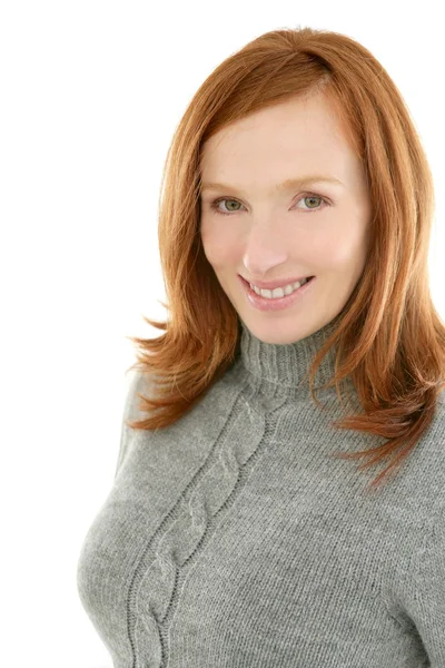 Vörös hajú szép nő portré mosolyogva — Stock Fotó