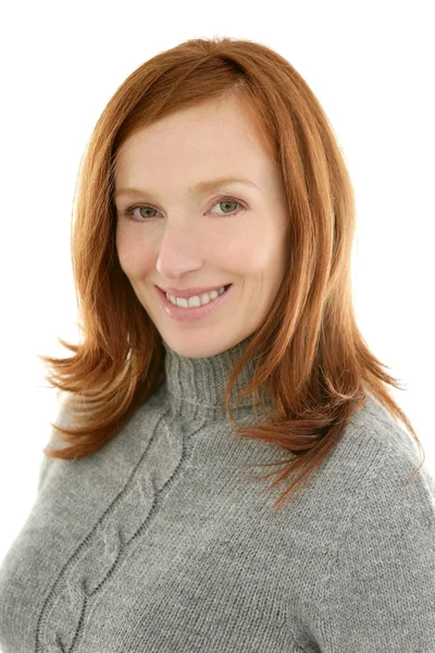 Redhead mooie vrouw portret glimlachen — Stockfoto