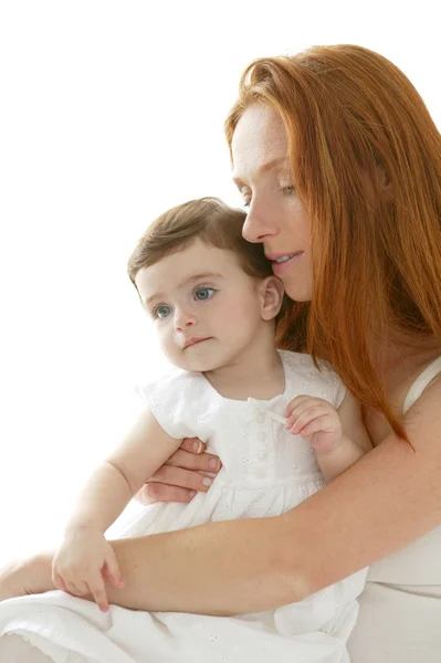 Bebê e ruiva mãe abraço no branco — Fotografia de Stock