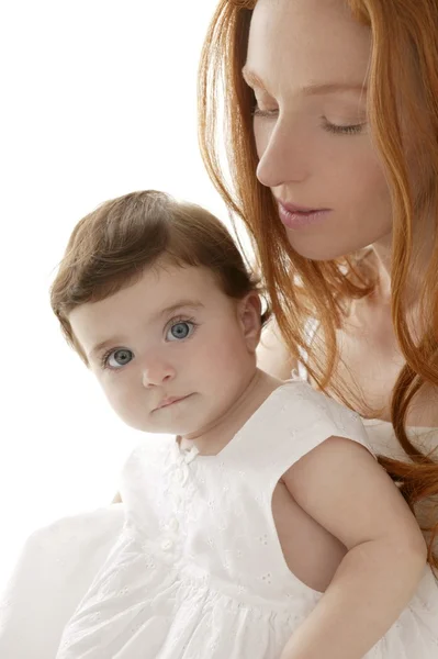 Bebê e mãe no amor abraço branco — Fotografia de Stock