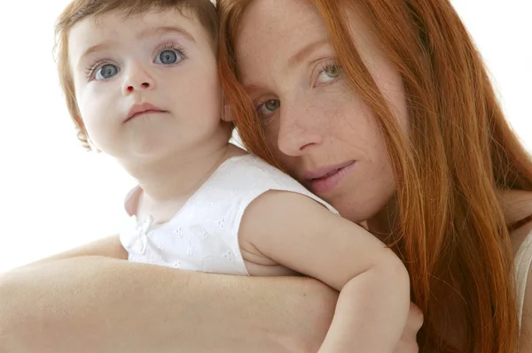 Baby und rothaarige Mutter umarmen sich auf weiß — Stockfoto