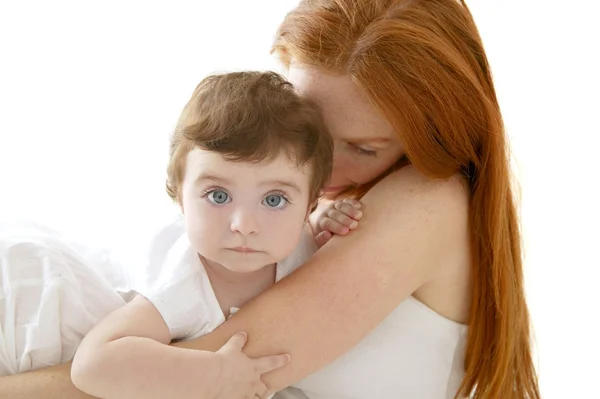 Baby und rothaarige Mutter umarmen sich auf weiß — Stockfoto
