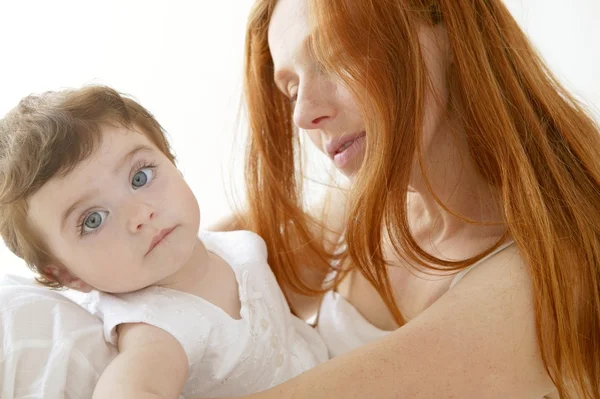 赤ちゃんとママの愛の抱擁ホワイト — ストック写真