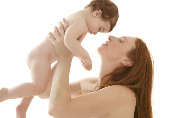 Nu bebê e mãe retrato abraço jogando — Fotografia de Stock