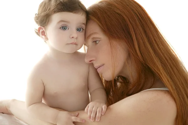 Desnudo bebé y madre retrato abrazo jugando — Foto de Stock