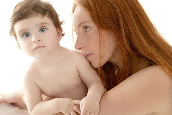 Naakt baby en moeder portret knuffel spelen — Stockfoto