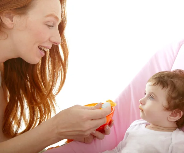 Matka karmienia dziecka żółta łyżka — Zdjęcie stockowe