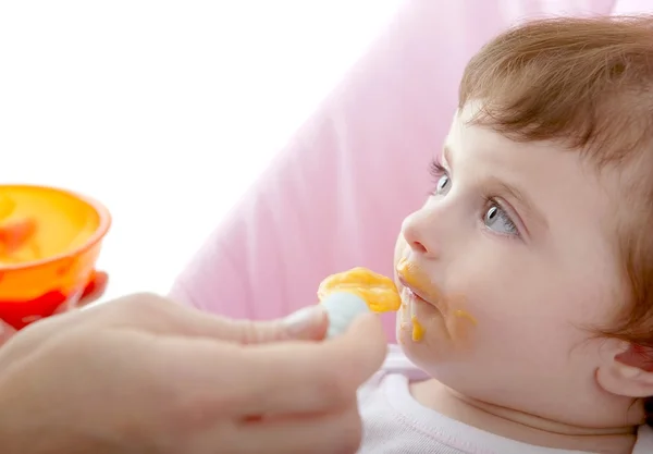 Mor utfodring baby gul sked — Stockfoto