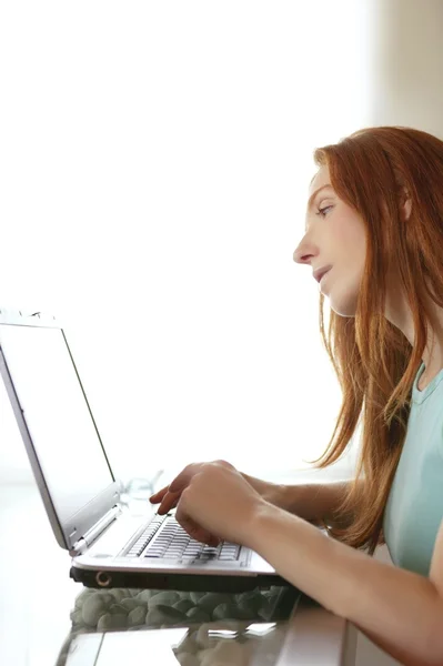 Vackra redhead sekreterare student laptop — Stockfoto