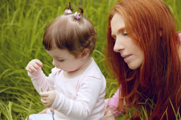 아기와 어머니 야외 잔디 놀이 공원 — 스톡 사진