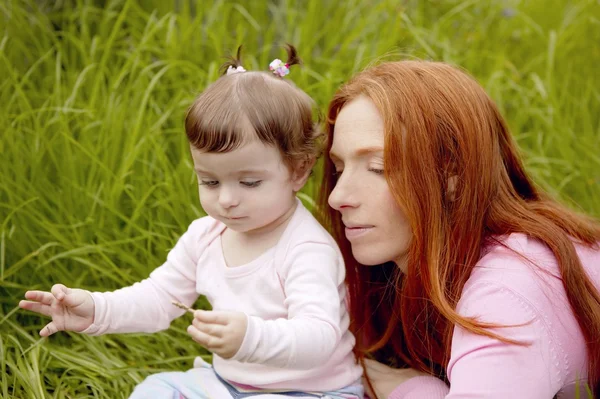 Dziecko i matka odkryty trawa gry park — Zdjęcie stockowe