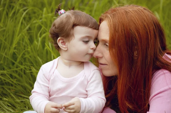 Vacker mor och baby liten flicka utomhus — Stockfoto
