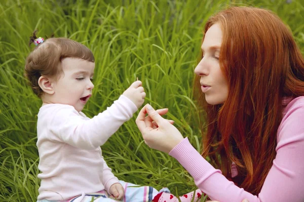 Vacker mor och baby liten flicka utomhus — Stockfoto