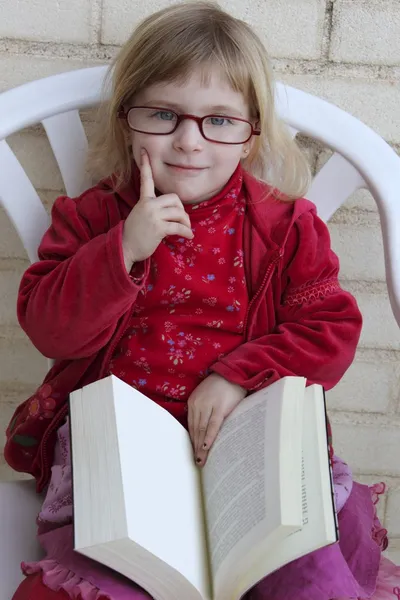 Studentin kleines Mädchen beim Lesen bood — Stockfoto