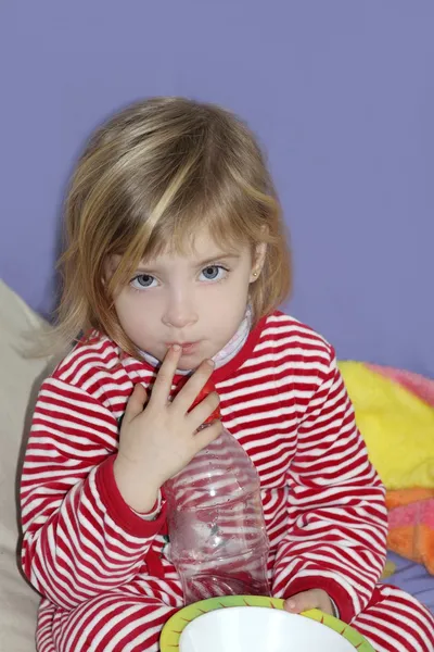 プレートと水のボトルと小さな女の子 — ストック写真