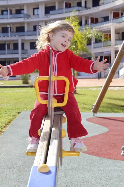 Liten flicka förskola spelar park lekplats — Stockfoto