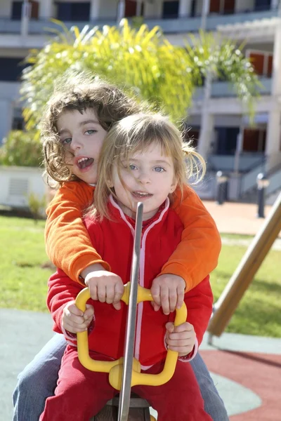 Meninas pré-escolares brincando parque parque — Fotografia de Stock