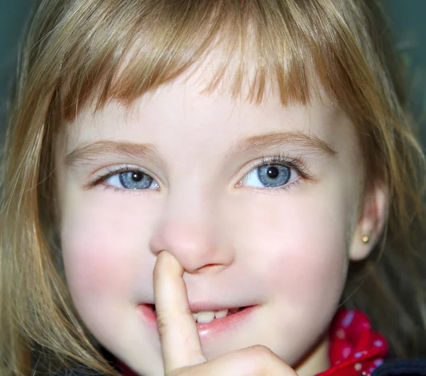Ξανθιά μικρό κορίτσι πορτρέτο δάχτυλο στη μύτη χειρονομία — Φωτογραφία Αρχείου