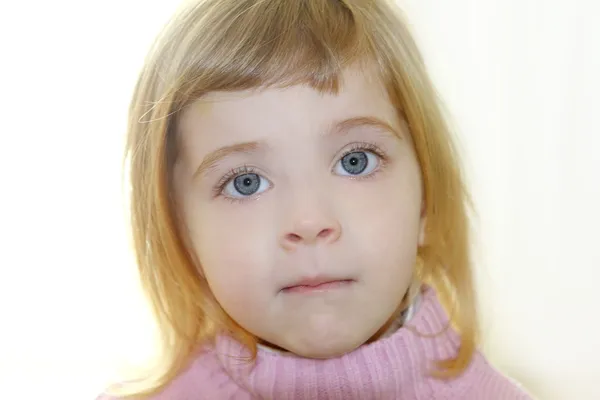 ブロンドの小さな少女の青い目の肖像画 — ストック写真