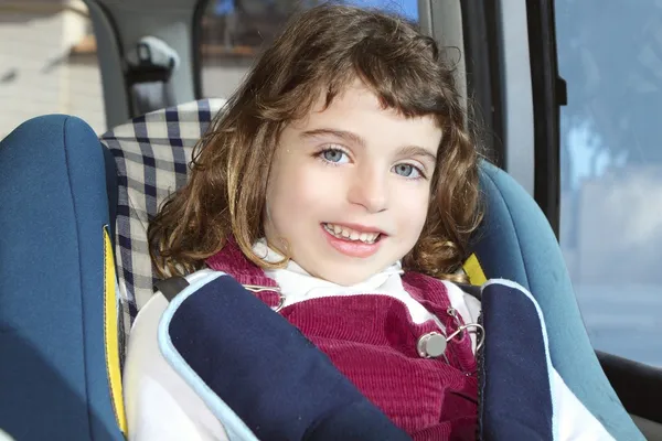 Mutlu küçük kızın içinde Oto güvenlik çocuk koltuğu — Stok fotoğraf