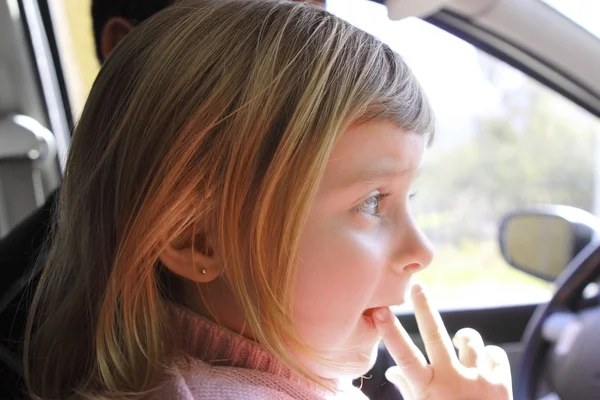 Küçük sarışın kız profil araba iç portre — Stok fotoğraf