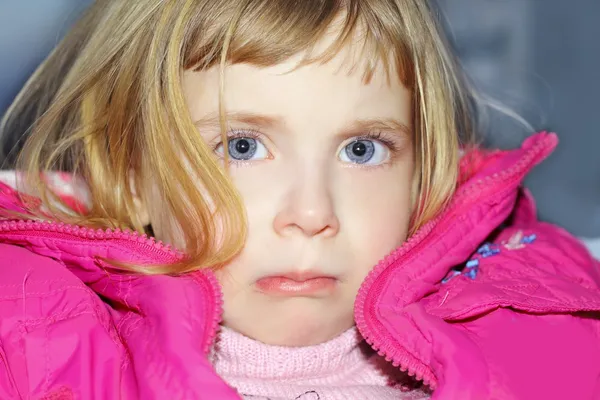 Szomorú gesztus szőke kis lány portréja — Stock Fotó