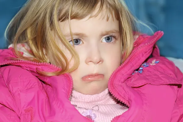 Szomorú gesztus szőke kis lány portréja — Stock Fotó