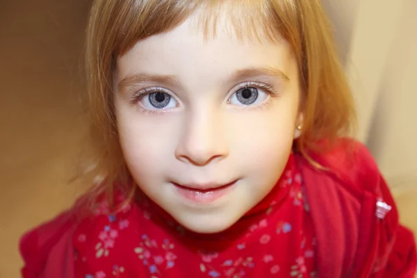 Blonďatá malá holka portrét zblízka plodin — Stock fotografie