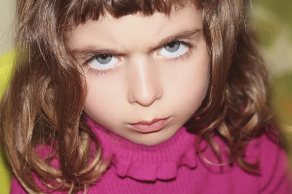 Vzdorovat prohnilém malá holka portrét pohledu gesto — Stock fotografie