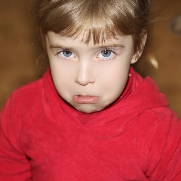 Ağlayan bir jest yüz küçük kız yüzünü ağlıyor — Stok fotoğraf