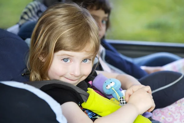 Küçük kız emniyet kemeri Oto güvenlik koltuğu gülümseyen — Stok fotoğraf
