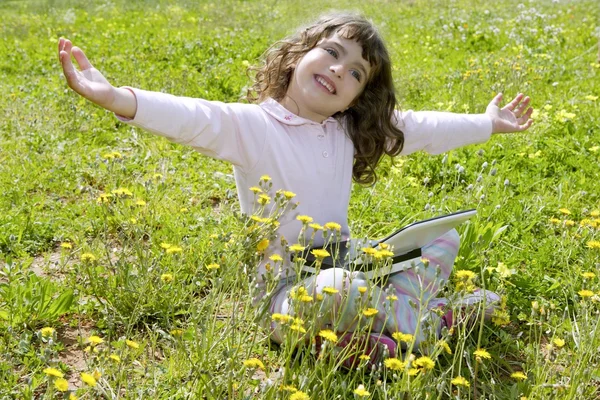 Liten flicka på trädgård äng bärbar dator — Stockfoto