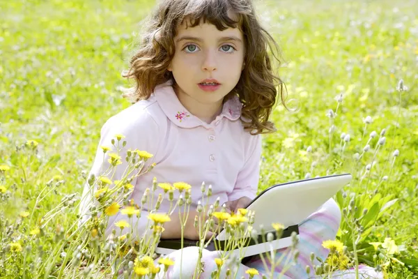 Κοριτσάκι επάνω μικρόs φορήτοs υπολογιστήs κήπο λιβάδι — Φωτογραφία Αρχείου