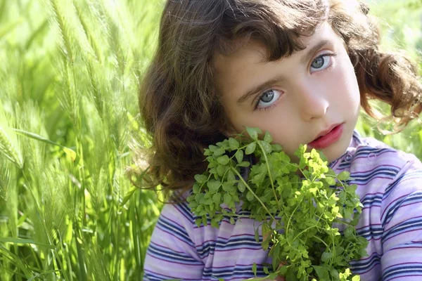 Menina abraço verde planta prado picos — Fotografia de Stock