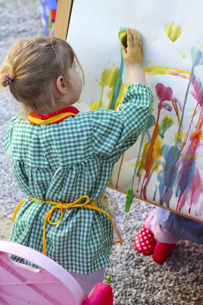 Kunstenaar weinig meisje kinderen schilderij abstracte beeld — Stockfoto