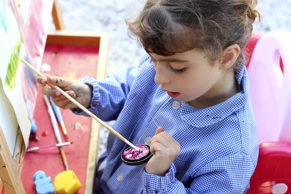 Escuela de artista niña pintura acuarelas retrato —  Fotos de Stock