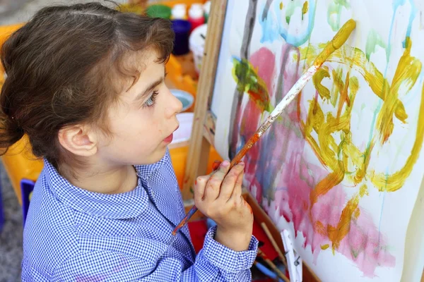 Sanatçı küçük kız çocuk soyut resim boyama — Stok fotoğraf