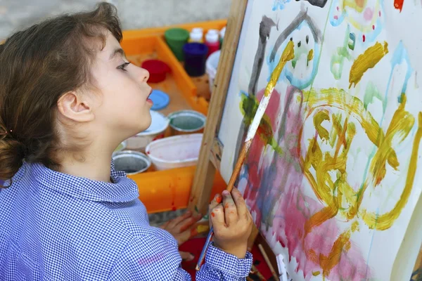 Kunstenaar school weinig meisje schilderij aquarellen portret — Stockfoto