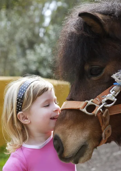 Kleines blondes Mädchen liebt ihren Esel lustiges Porträt — Stockfoto