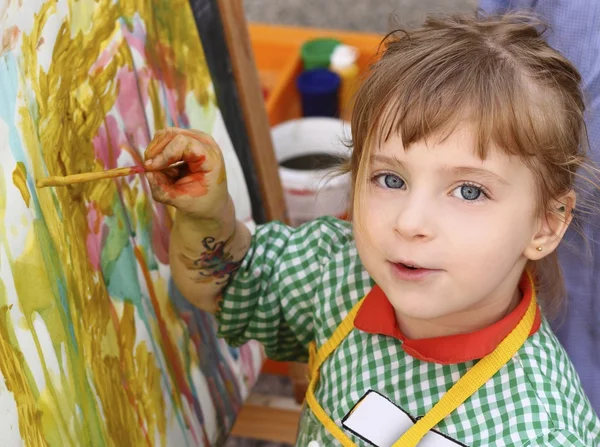 Escuela de artista niña pintura acuarelas retrato — Foto de Stock
