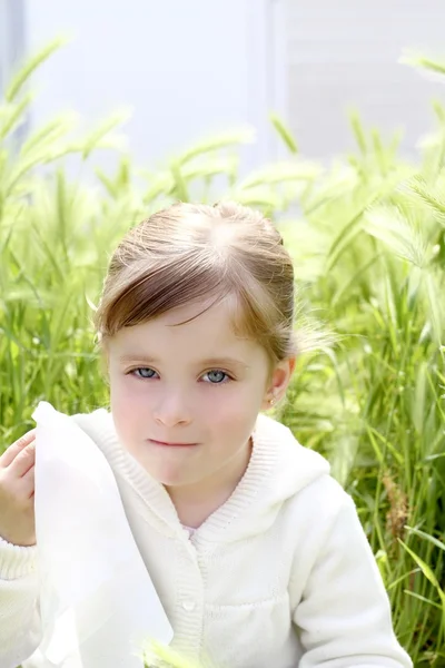 Triest meisje huilen buiten groene weide veld — Stockfoto
