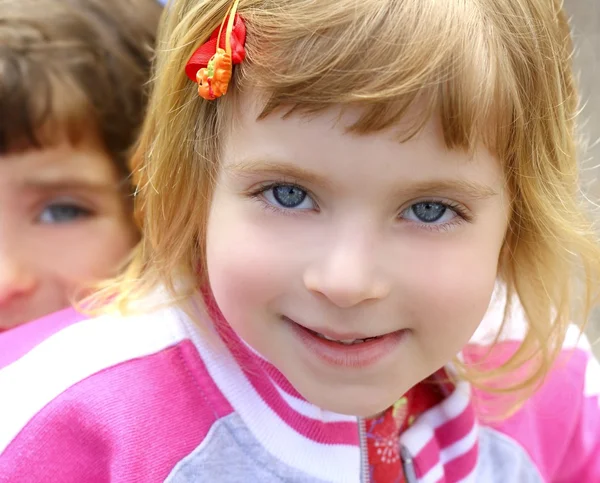 Sarışın küçük kız portre komik el yüz — Stok fotoğraf
