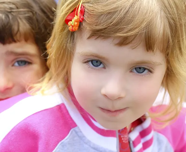 Sarışın küçük kız portre komik el yüz — Stok fotoğraf