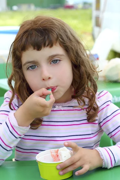 Brunetka dziewczynka jedzenie lodów — Zdjęcie stockowe