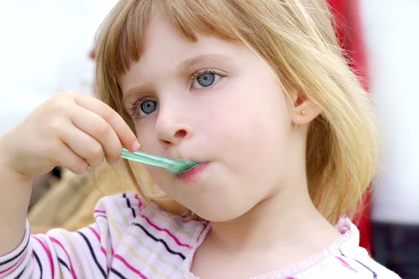 Blond dziewczynka jedzenie lodów portret — Zdjęcie stockowe