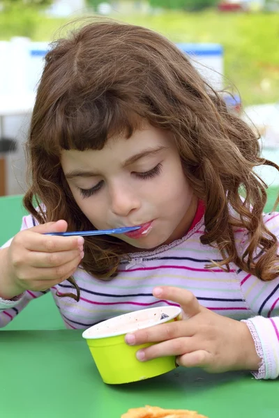 アイスクリームを食べブルネットの少女 — ストック写真