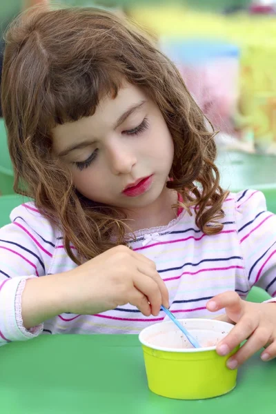 Brunette petite fille manger de la crème glacée — Photo