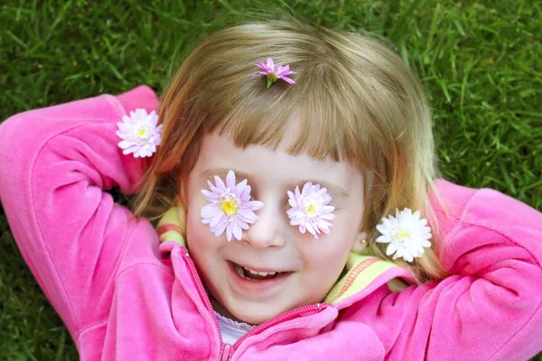 Kislány szóló fű daisiy virágok szemében — Stock Fotó