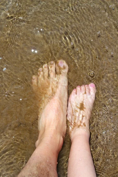Baba ve çocuk ayakları üzerinde yaz kum plaj — Stok fotoğraf